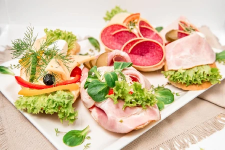 Obložené chlebíčky a saláty od Lahůdek Nečas