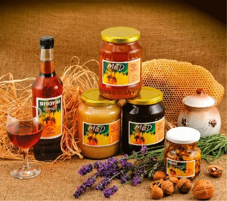 Sklenice medu a úly ve Vilémovicích