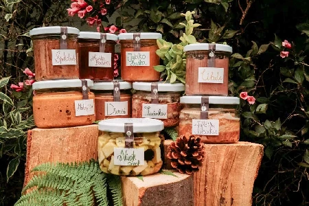 Skleničky s paštikami a masovými delikatesami Do skla